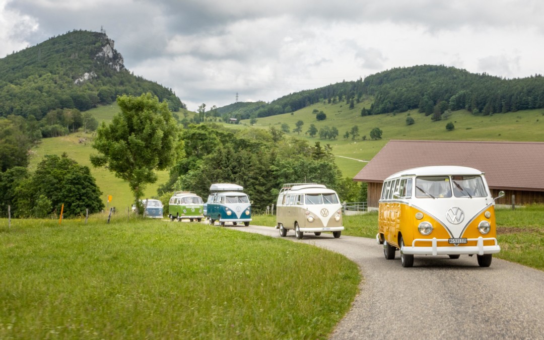 Les 75 ans de Volkswagen en Suisse: caravane d’anniversaire avec 75 Coccinelle et 75 Bus au Musée Suisse des Transports de Lucerne